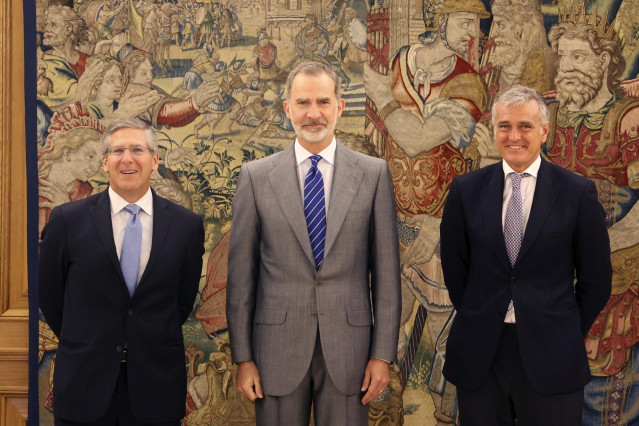 El Rey recibe en audiencia al presidente mundial y al presidente en España de PwC en Zarzuela.