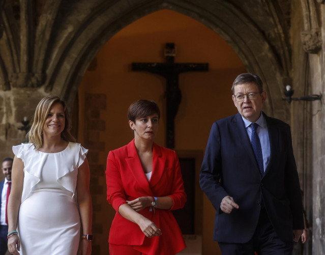 La ministra de Política Territorial, Isabel Rodríguez y el presidente de la Generalitat valenciana, Ximo Puig  durante su acto de toma de posesión como delegada del Gobierno en la Comunitat Valenciana, en la Antigua Capitanía General.