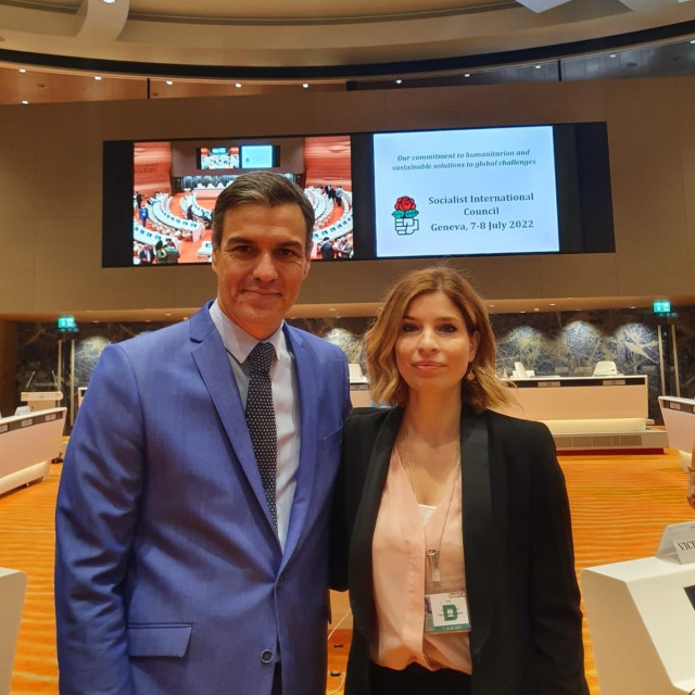 El secretario general del PSOE, Pedro Sánchez y la secretaria de Política Internacional y Cooperación al Desarrollo de la Comisión Ejecutiva Federal, Hanna Jalloul en el Consejo de la Internacional Socialista en Ginebra.