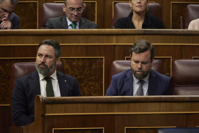 El líder de Vox, Santiago Abascal (i), y el  portavoz de Vox en el Congreso, Iván Espinosa de los Monteros, en una sesión plenaria, en el Congreso de los Diputados, a 30 de junio de 2022, en Madrid (España).