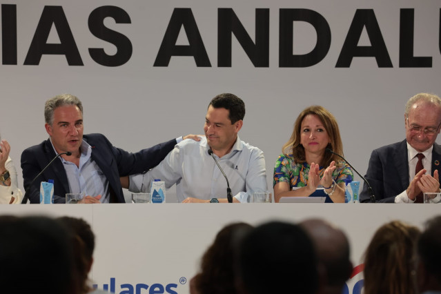 El coordinador general del PP y presidente del PP de Málaga, Elías Bendodo, con el líder del PP-A, Juanma Moreno.