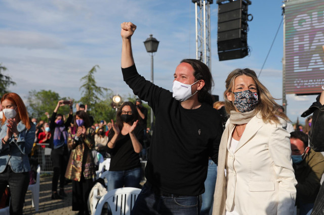 Archivo - El candidato de Unidas Podemos a la presidencia de la Comunidad de Madrid y secretario general de Podemos, Pablo Iglesias y la vicepresidenta tercera y ministra de Trabajo, Yolanda Díaz durante el acto de cierre de campaña del partido en el anfi
