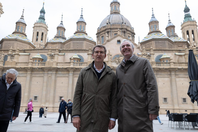 Archivo - El presidente del PP de Aragón, Jorge Azcón, el presidente nacional del PP, Alberto Núñez Feijóo, durante la celebración de un acto del PP de Zaragoza, en la sede del PP de Zaragoza, a 15 de marzo de 2022, en Zaragoza, Aragón (España).