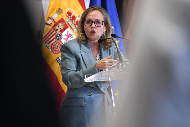 La vicepresidenta primera y ministra de Asuntos Económicos y Transformación Digital, Nadia Calviño, ofrece declaraciones a los medios de comunicación en una imagen de archivo