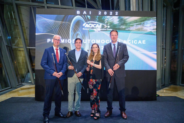 De izquierda a derecha, Javier Alcoba (MEK), Javier Quesada (hijo), Candelas Martín de Cabiedes (Europa Press) y Rene Gansauge (Rheinmetall).