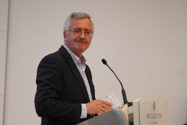 Archivo - El confundador de Vox, José Antonio Ortega Lara, interviene durante la jornada organizada por el partido para homenajear a las víctimas de ETA, en el Hotel NH Collection Villa de Bilbao, a 10 de noviembre de 2021, en Bilbao, Euskadi (España). El