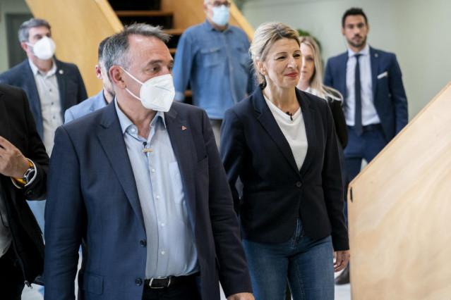 Archivo - El secretario de Estado y secretario general del PCE, Enrique Santiago, y la vicepresidenta, Yolanda Díaz, a su llegada a un acto para tratar la precariedad laboral, en el Círculo de Bellas Artes, a 28 de abril de 2022, en Madrid (España).