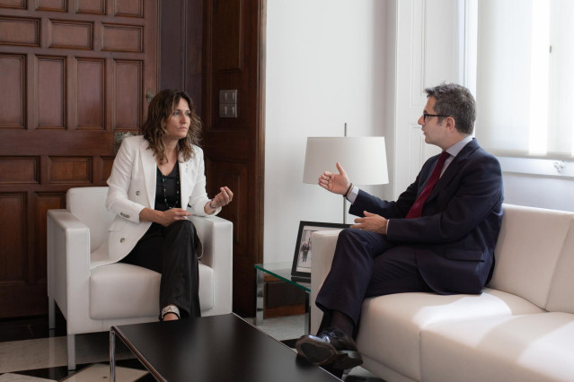 La consellera de la Presidencia de la Generalitat de Cataluña, Laura Vilagrà y el ministro de la Presidencia, Relaciones con las Cortes y Memoria Democrática, Félix Bolaños, durante su reunión, en el Palau de la Generalitat, a 8 de julio de 2022, en Barce