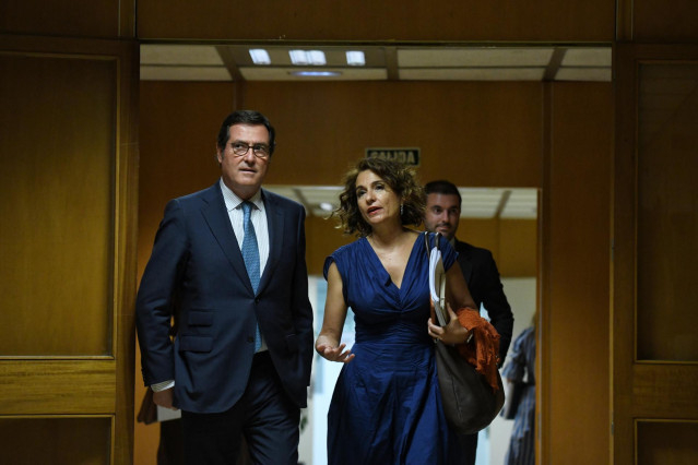 El presidente de la Confederación Española de Organizaciones Empresariales (CEOE), Antonio Garamendi, y la ministra de Hacienda y Función Pública, María Jesús Montero, en una imagen de 6 de julio de las negociaciones sobre el pacto de rentas.