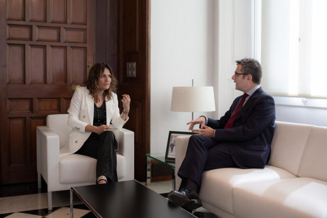 La consellera de la Presidencia de la Generalitat de Cataluña, Laura Vilagrà y el ministro de la Presidencia, Relaciones con las Cortes y Memoria Democrática, Félix Bolaños, durante su reunión, en el Palau de la Generalitat, a 8 de julio de 2022.