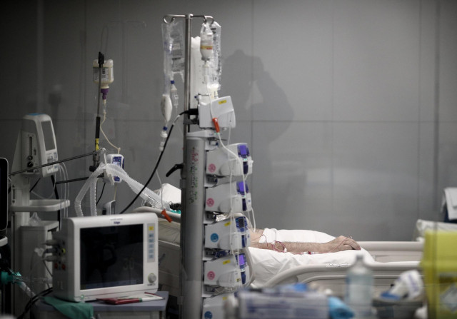 Archivo - Mano de un enfermo con vía subcutánea en una cama de la UCI del Hospital de Emergencias Isabel Zendal, Madrid (España), a 20 de enero de 2021. El hospital, inaugurado el pasado 1 de diciembre, ha superado ya los 801 pacientes de COVID-19 y los i