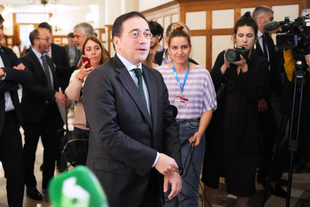 El ministro de Asuntos Exteriores, José Manuel Albares, ofrece declaraciones a los medios a su llegada a la inauguración del curso de la Universidad Internacional Menéndez Pelayo