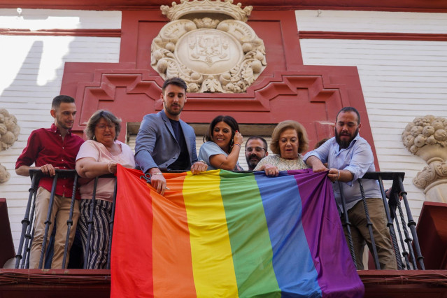 Archivo - La vicesecretaria general del PSOE de Andalucía, Ángeles Férriz, participa en el acto LGTBI organizado en la sede socialista junto al secretario LGTBI del PSOE-A, Manolo Rosado y el secretario LGTBI del PSOE, Víctor Gutiérrez