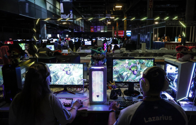 Dos personas con videojuegos en el ordenador, en la décima edición de DreamHack, en el Foro centro Feria Valencia, en Valencia, Comunidad Valenciana (España).