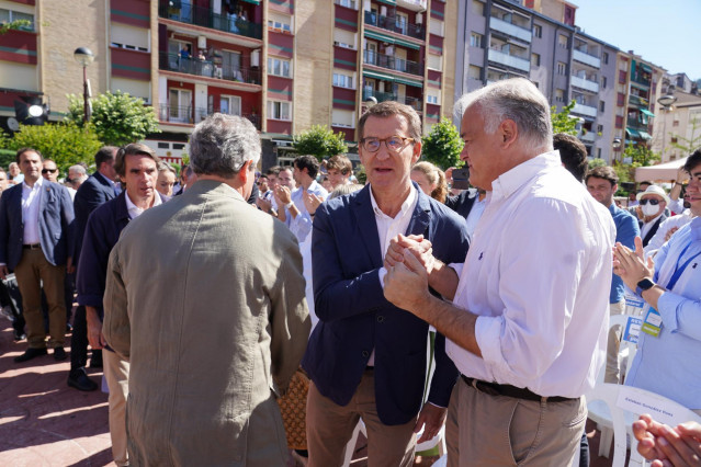 El presidente del Partido Popular (PP), Alberto Núñez Feijóo (i), saluda al vicesecretario Institucional del PP, Esteban González Pons (d), durante un homenaje a Miguel Ángel Blanco, a 9 de julio de 2022, en Ermua, Vizcaya, País Vasco (España).