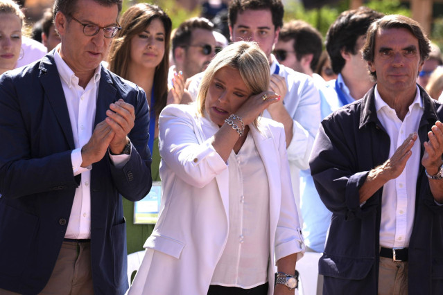 Marimarr Blanco entre el presidente del PP, Alberto Nuñez Feijóo, y el ex presidente del Gobierno José María Aznar durante el homenaje del PP a Miguel Ángel Blanco en el 25 aniversario de su asesinato