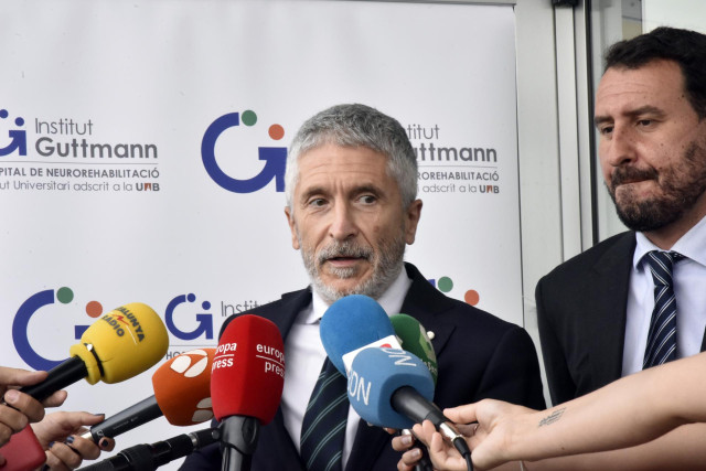 El ministro de Interior, Fernando Grande-Marlaska, ofrece declaraciones a los medios, después de una reunión con directivos del Institut Guttman y monitores del programa de prevención de accidentes de tráfico