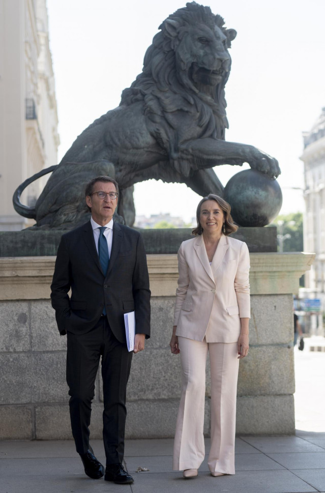El presidente del PP, Alberto Núñez Feijóo y la secretaria general y portavoz del PP, Cuca Gamarra, posan en la puerta de los Leones del Congreso de los Diputados, a 5 de julio de 2022, en Madrid (España)