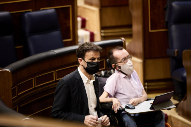 Archivo - El presidente del grupo parlamentario de Unidas Podemos en el Congreso, Jaume Asens (i); y el portavoz de Unidas Podemos en el Congreso, Pablo Echenique, en una sesión plenaria en el Congreso de los Diputados, a 15 de junio de 2021, en Madrid (E