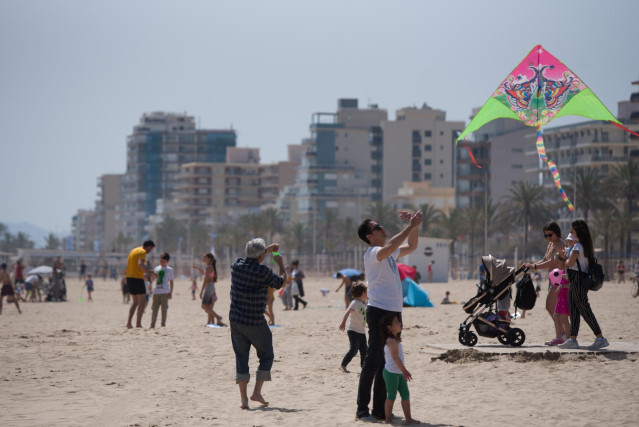 Archivo - Varias personas participan en un festival de cometas en la playa de Gandia, a 16 de abril de 2022, en Gandía, Valencia, Comunidad Valenciana (España). El Festival de cometas gigantes o “cachirulos” es típico de las Pascuas, y se lleva a cabo tan