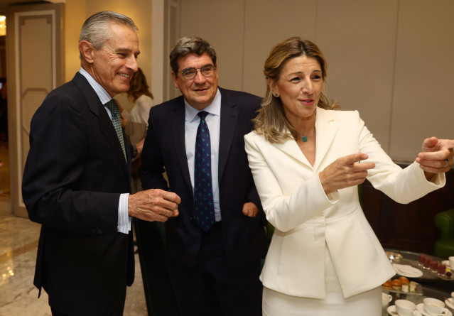 Archivo - (I-D) El presidente de Europa Press, Asís Martín de Cabiedes; el ministro de Inclusión, Seguridad Social y Migraciones, José Luis Escrivá; y la vicepresidenta segunda y ministra de Trabajo, Yolanda Díaz, en un desayuno informativo de Europa Pres