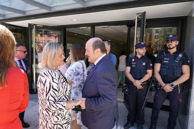 La presidenta de la Fundación Miguel Ángel Blanco, Mari Mar Blanco, y el presidente del EBB del PNV, Andoni Ortuzar, en el acto de homenaje a Miguel Ángel Blanco, al cumplirse el 25 aniversario de su secuestro y asesinato.