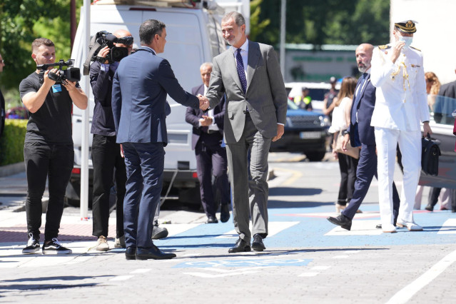 El presidente del Gobierno, Pedro Sánchez (i), saluda al Rey Felipe VI (d), a su llegada a un homenaje a Miguel Ángel Blanco, a 10 de julio de 2022, en Ermua