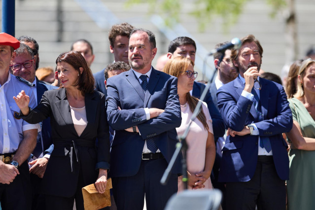 El presidente del PP vasco, Carlos Iturgaiz (c), durante el homenaje a Miguel Ángel Blanco, a 10 de julio de 2022, en Ermua
