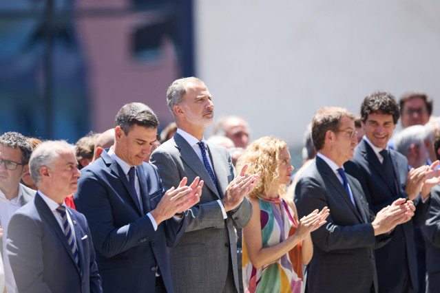 El Lehendakari Iñigo Urkullu; el presidente del Gobierno, Pedro Sánchez; el Rey Felipe VI; la presidenta del Congreso, Meritxell Batet; el presidente del PP, Alberto Núñez Feijóo, durante el homenaje a Miguel Ángel Blanco, a 10 de julio de 2022, en Ermua
