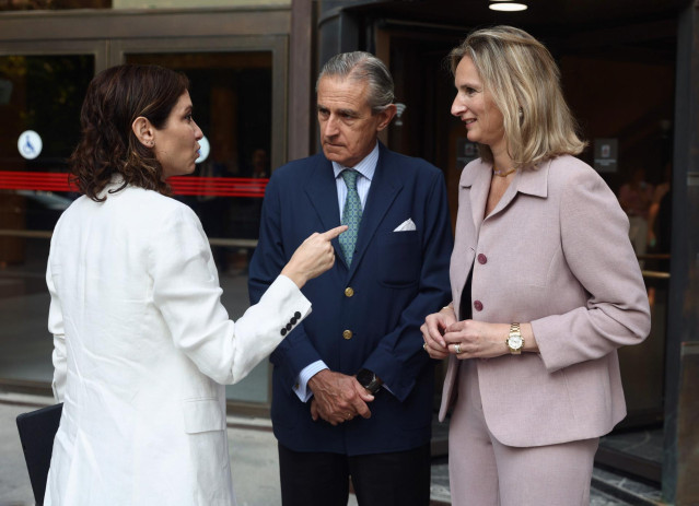 (I-D) La presidenta de la Comunidad de Madrid, Isabel Díaz Ayuso; el presidente de Europa Press, Asís Martín de Cabiedes; y la consejera de Medio Ambiente, Vivienda y Agricultura de la Comunidad de Madrid, Paloma Martín, conversan antes de un Desayuno Inf