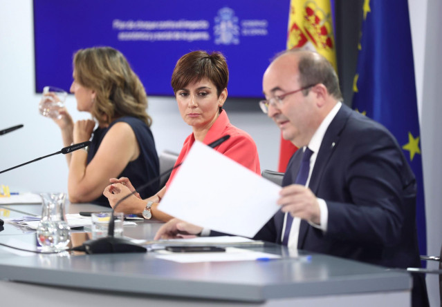 (I-D) La vicepresidenta tercera y ministra para la Transición Ecológica y el Reto Demográfico, Teresa Ribera; la ministra Portavoz, Isabel Rodríguez; y el ministro de Cultura y de Deporte, Miquel Iceta, a su llegada a una rueda de prensa tras la reunión d