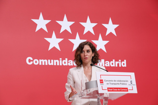 La presidenta de la Comunidad de Madrid, Isabel Díaz Ayuso, interviene tras la firma del convenio de transporte con el presidente de la Junta de Castilla La-Mancha, en la Real Casa de Correos, a 11 de julio de 2022, en Madrid (España). Se trata de la reno