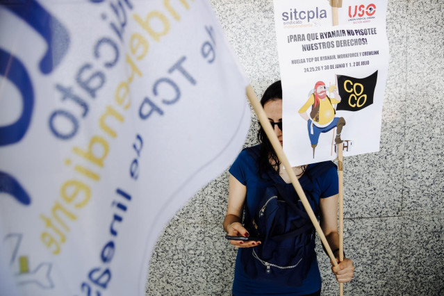 Una trabajadora de Ryanair con banderas durante una concentración en las inmediaciones de la Terminal 1 del Aeropuerto Adolfo Suárez Madrid Barajas, a 1 de julio de 2022, en Madrid (España).