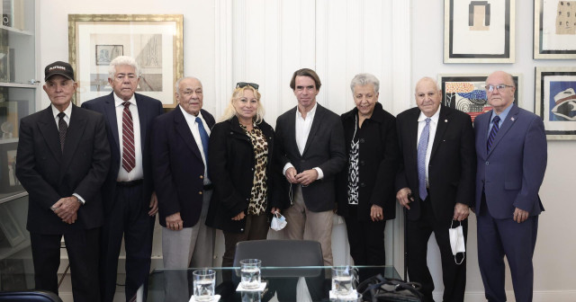 Archivo - El expresidente del Gobierno y presidente de la Fundación Faes, José María Aznar (c), posa con varios políticos cubanos de la dictadura castrista, en la sede de las FAES, a 11 de noviembre de 2021, en Madrid, (España).