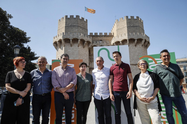 Archivo - El presidente de Chunta Aragonesista (CHA), Joaquín Palacín (3i); la portavoz de Verdes Equo, Silvia Mellado (4i); el portavoz de Compromís, Joan Baldoví (4d); y el portavoz de Más País en el Congreso, Íñigo Errejón (3d), posan durante la firma