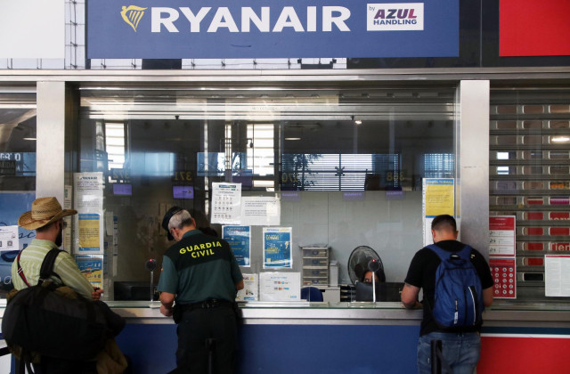 Varias personas se acercan a las ventanillas de la compañía aérea Ryanair que durante estos días los trabajadores de dicha empresa están huelga por sus condiciones laborales en el aeropuerto Costa del Sol.