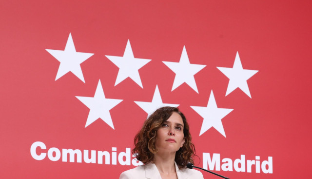 La presidenta de la Comunidad de Madrid, Isabel Díaz Ayuso, interviene tras la firma del convenio de transporte con el presidente de la Junta de Castilla La-Mancha, en la Real Casa de Correos, a 11 de julio de 2022, en Madrid (España). Se trata de la reno