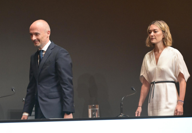 El consejero delegado de Inditex, Óscar García Maceiras, y la presidenta de Inditex, Marta Ortega, durante la primera convocatoria de la Junta General de Accionistas de Inditex, en la sede corporativa de la compañía