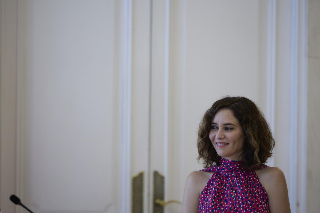 La presidenta de la Comunidad de Madrid, Isabel Díaz Ayuso, en un acto tras recibir la medalla de socia de honor por parte de los representantes de la Sociedad Filantrópica de Milicianos Nacionales Veteranos, en la Real Casa de Correos, a 4 de julio de 20