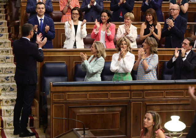 La bancada socialista aplaude al presidente del Gobierno, Pedro Sánchez (i), tras su intervención en la primera jornada de la 26 edición del Debate sobre el Estado de la Nación, en el Congreso de los Diputados, a 12 de julio de 2022, en Madrid (España).