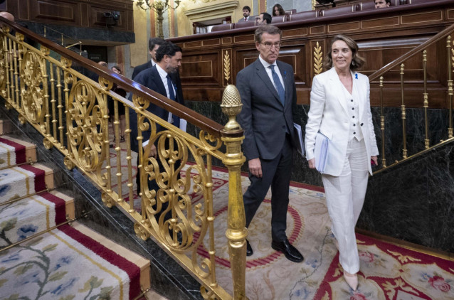 El líder del PP, Alberto Núñez Feijóo (c), y la secretaria general y portavoz del Partido Popular (PP), Cuca Gamarra (d), a su llegada a la primera jornada de la 26 edición del Debate sobre el Estado de la Nación