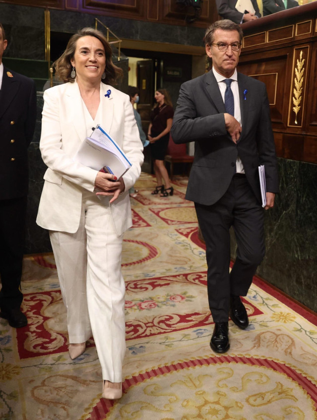 La secretaria general y portavoz del Partido Popular (PP), Cuca Gamarra, y el presidente del PP, Alberto Núñez Feijóo, a su llegada a la primera jornada de la 26 edición del Debate sobre el Estado de la Nación, en el Congreso de los Diputados, a 12 de jul