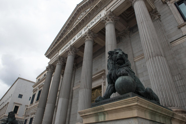 Archivo - Estatuas de leones en la entrada del Congreso