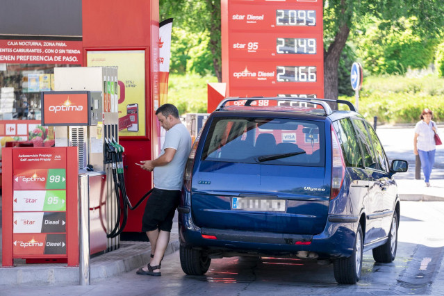 Un hombre echando gasolina a principios de este mes en una estación de servicio