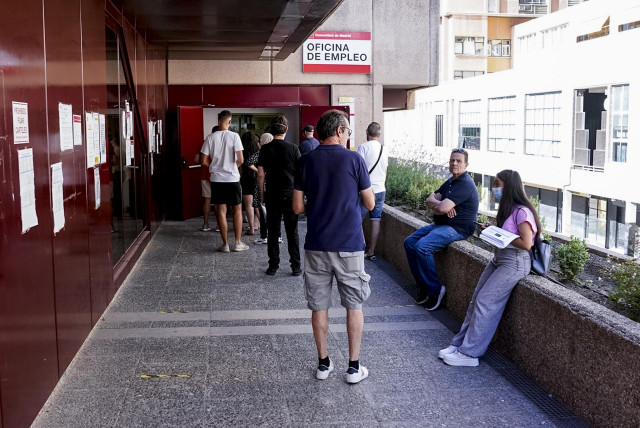 Varias personas esperan para entrar en la oficina de desempleo de Azca, a 4 de julio de 2022, en Madrid (España).