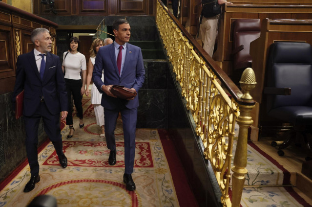 El ministro del Interior, Fernando Grande-Marlaska (i), y el presidente del Gobierno, Pedro Sánchez, a su llegada a la segunda jornada de la 26 edición del Debate sobre el Estado de la Nación, en el Congreso de los Diputados, a 13 de julio de 2022, en Mad