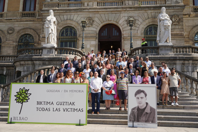 Multitud de personas participan en el homenaje a Miguel Ángel Blanco, en la escalinata exterior del Ayuntamiento de Bilbao, a 13 de julio de 2022, en Bilbao, Euskadi (España).