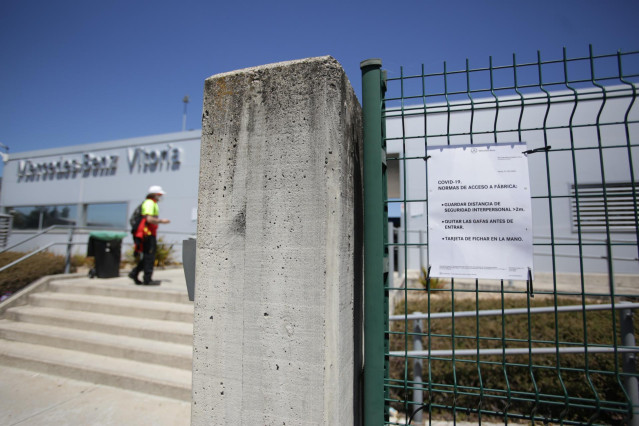Archivo - Cartel a la entrada de la planta de Mercedes-Benz de Vitoria. En Vitoria (Álava), a 18 de mayo de 2020.