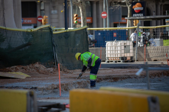 Archivo - Un obrero trabajando en una obra en Barcelona