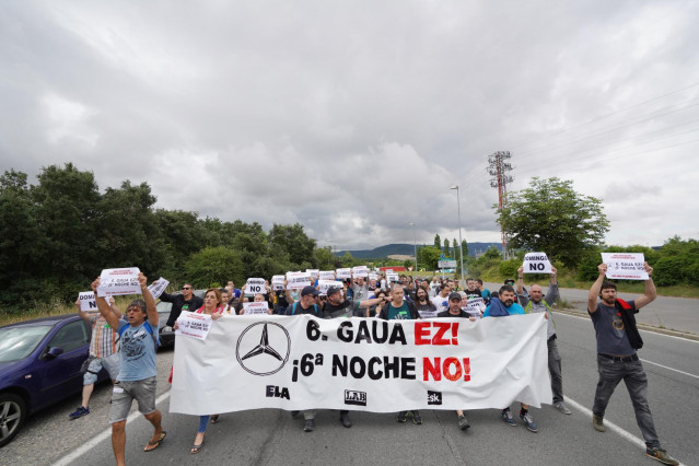 Varias personas, con pancartas que rezan '6ª Noche No' durante una manifestación en defensa del convenio de Mercedes Vitoria, en la factoría de Mercedes, a 22 de junio de 2022, en Vitoria, Álava, Euskadi (España).